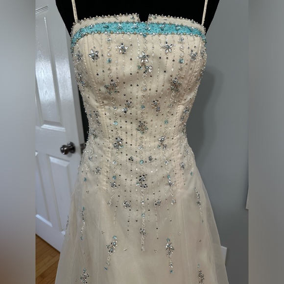 Cream Aline prom or wedding dress - Picture 3 of 16